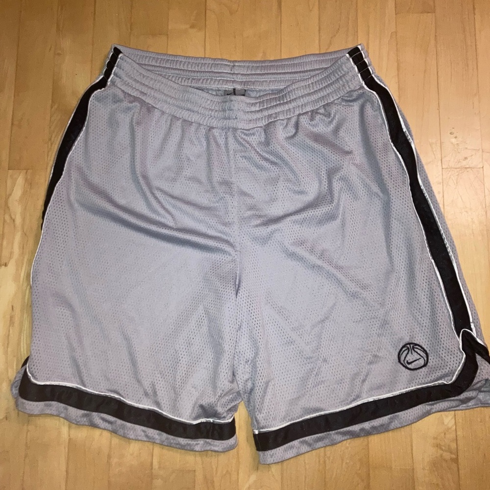 Vintage Men’s Black and Silver Basketball Athletic Shorts size Large